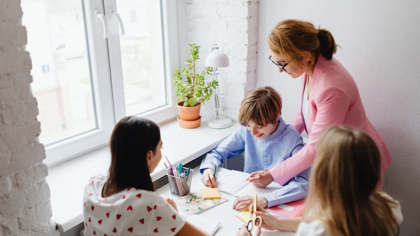 Darilo za vzgojiteljico (2026): 100+ idej za srčna, uporabna in personalizirana darila, ki res razveselijo 9 karikatura za darilo 10 darilo za vzgojiteljico