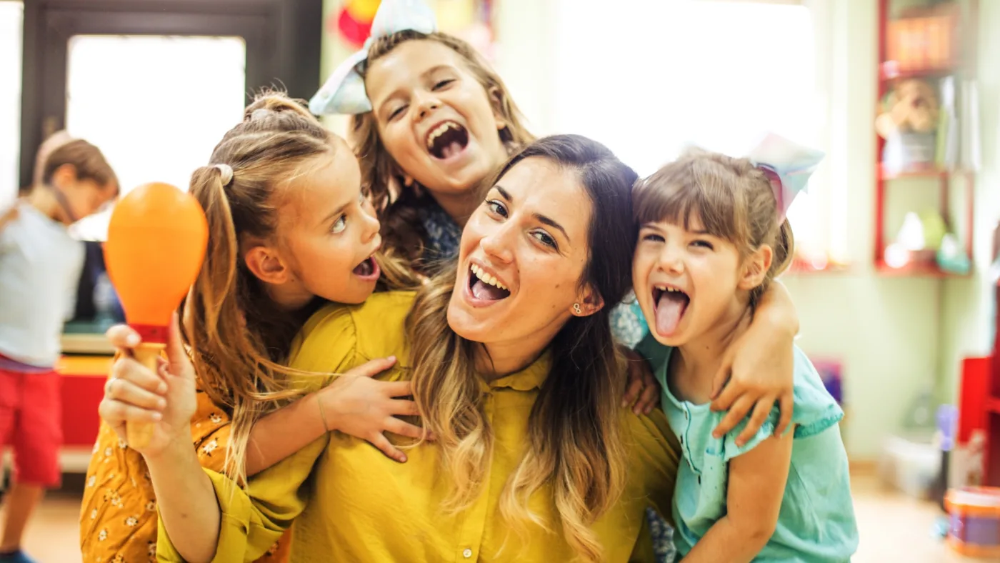 Darilo za Učiteljico 2026: Celovit Vodič z Več Kot 100 Idej 15 karikatura za darilo 14 1 darilo za učiteljico