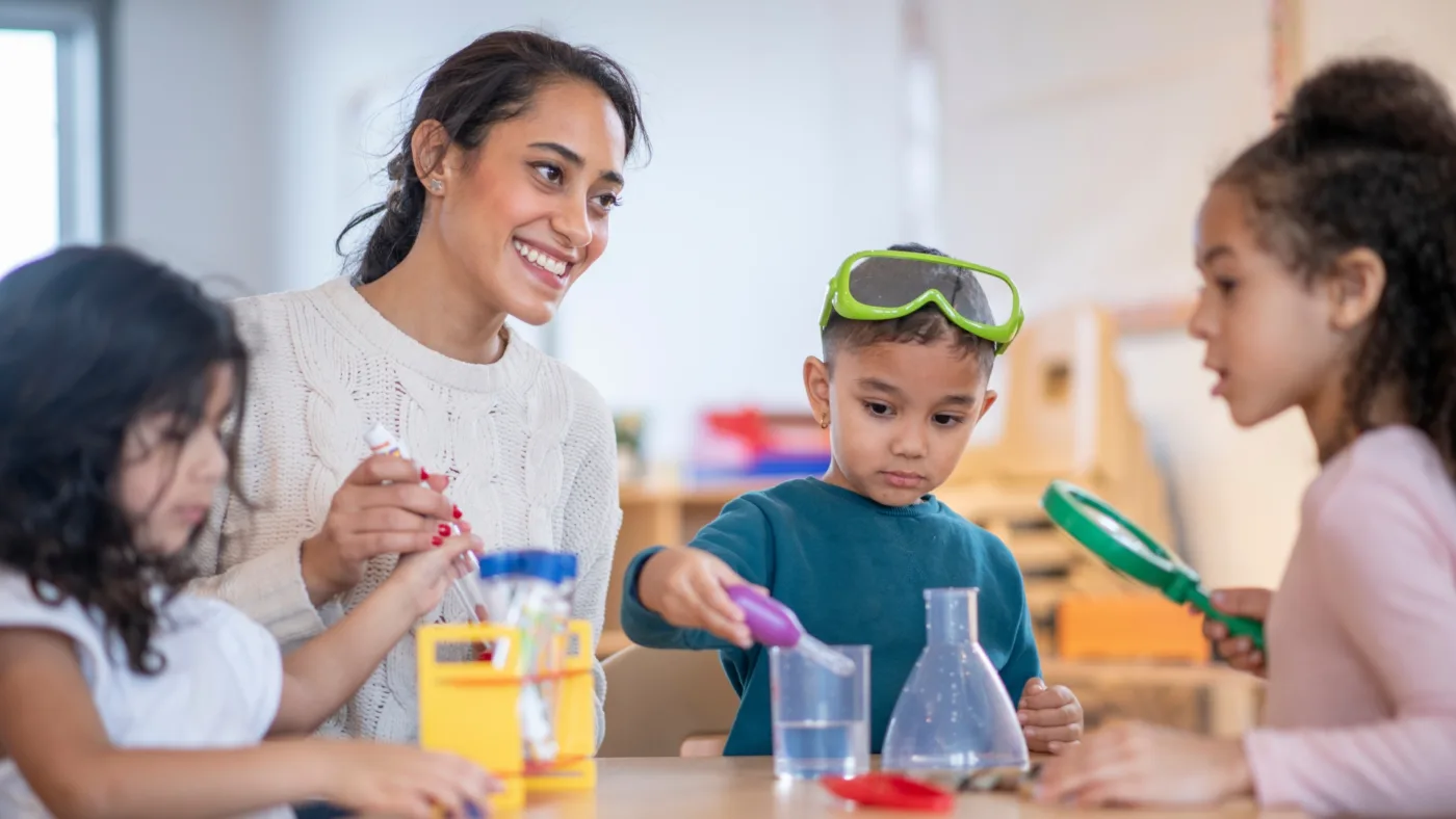 Darilo za Učiteljico 2026: Celovit Vodič z Več Kot 100 Idej 25 karikatura za darilo 18 darilo za učiteljico